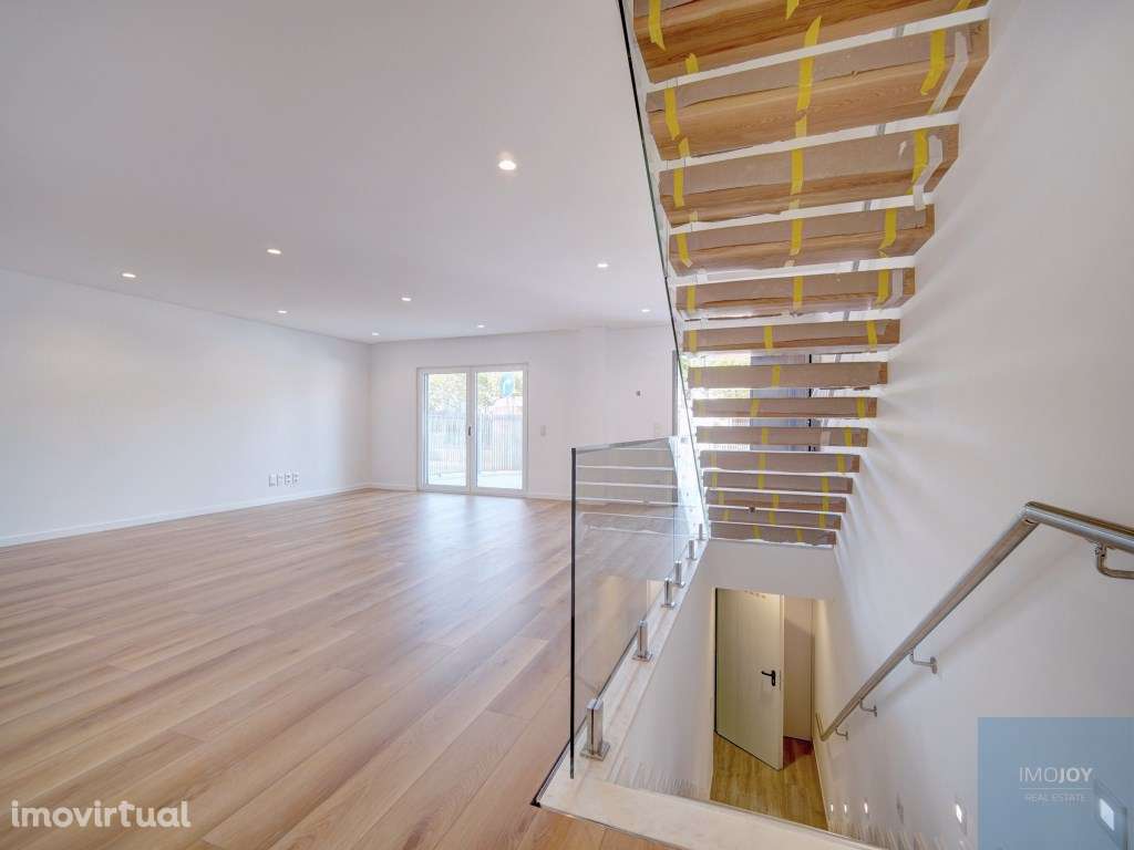 Moradia T4 + 1 com Jardim e Piscina em São Pedro do Estoril - Grande imagem: 3/38