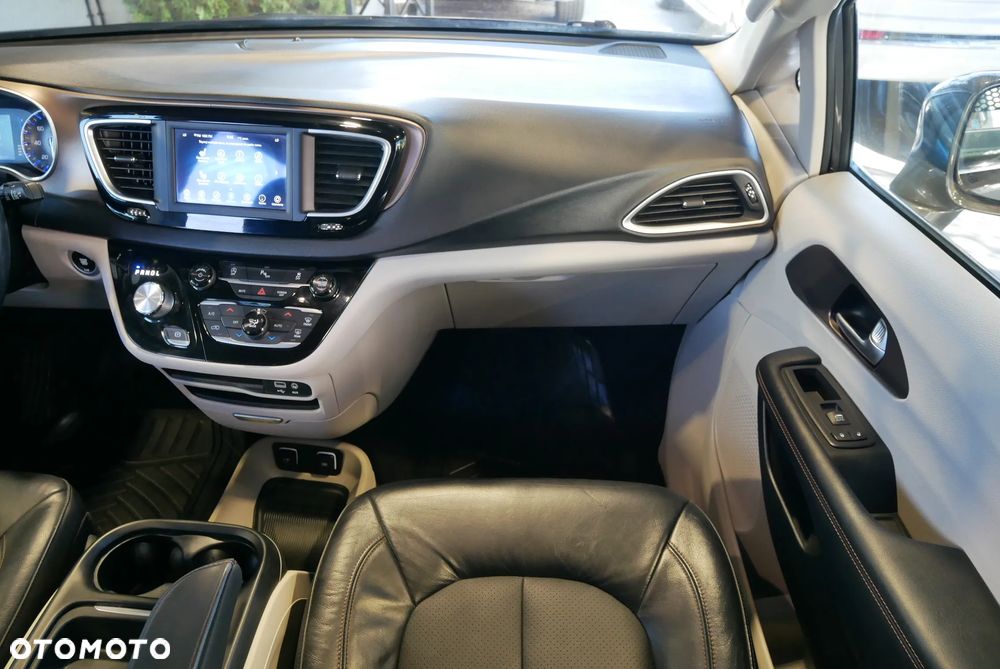 Chrysler Pacifica - 15