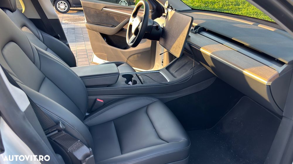 Tesla Model Y - 22