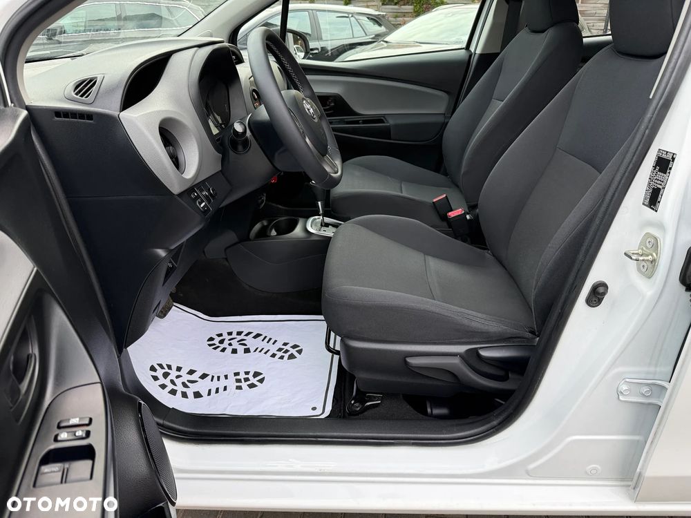 Toyota Yaris Hybrid 100 Active - 12