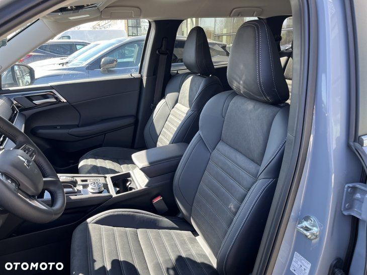 Mitsubishi Outlander - 10