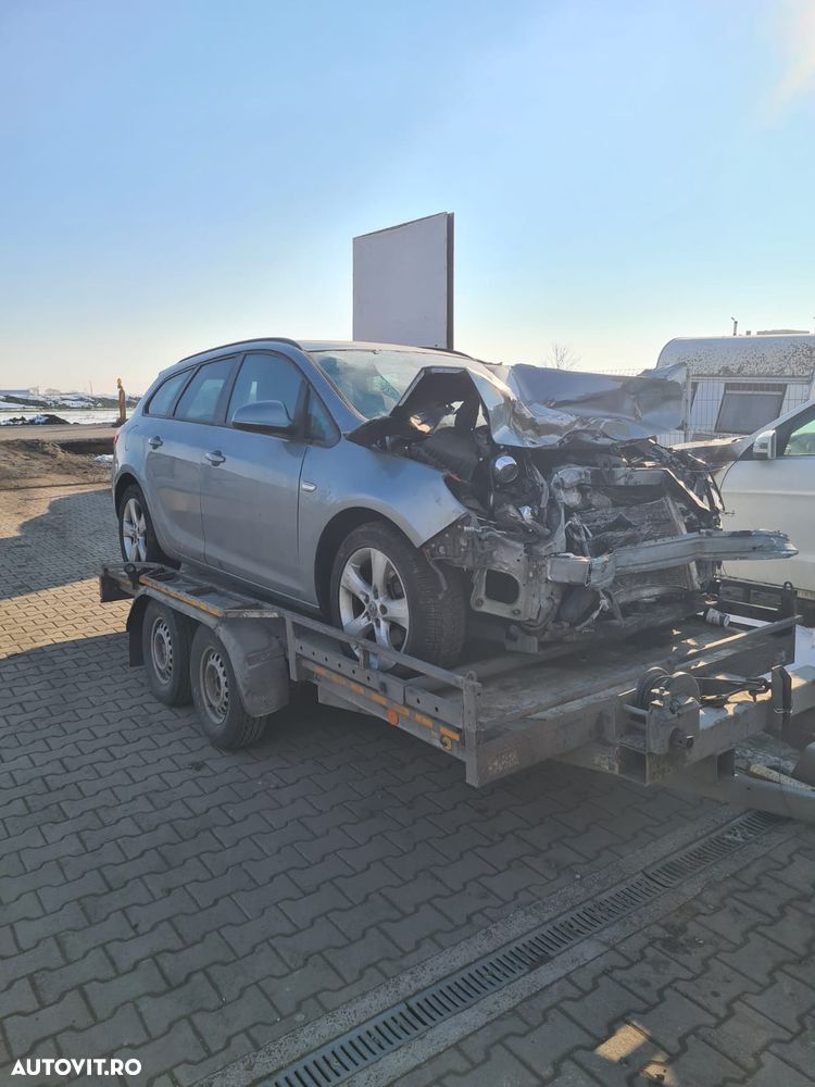 Dezmembram Opel Astra J 2.0 diesel din 2012 - 1