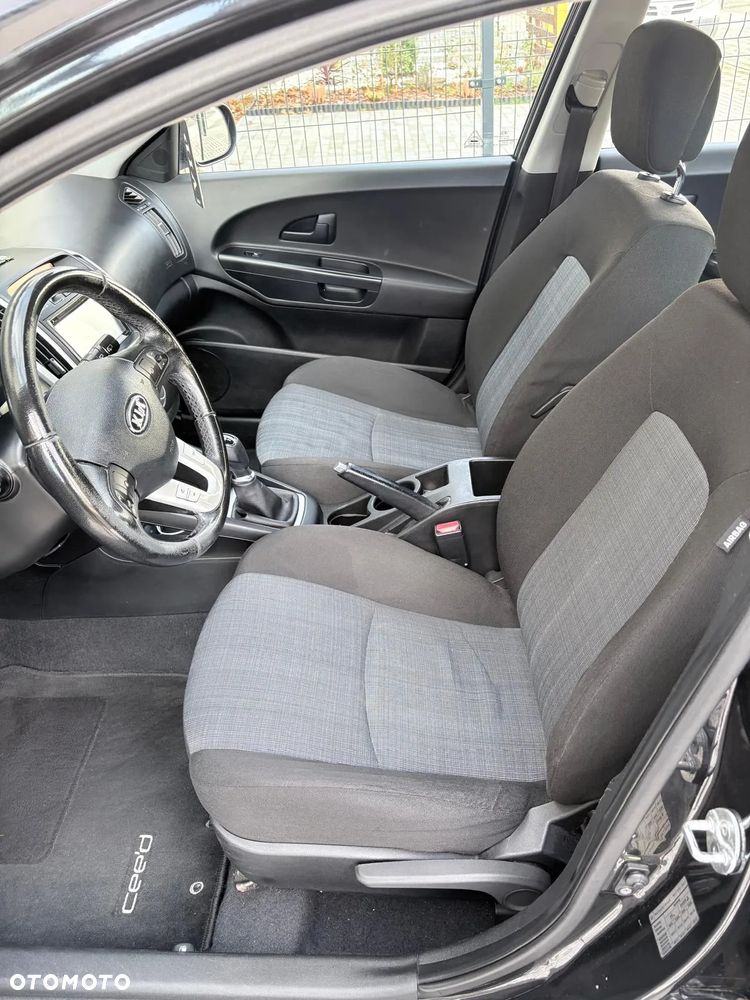 Kia Ceed - 25