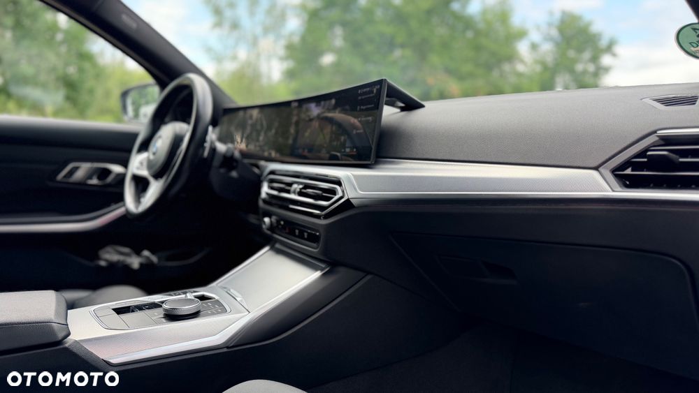 BMW Seria 3 330d xDrive MHEV Sport Line - 36