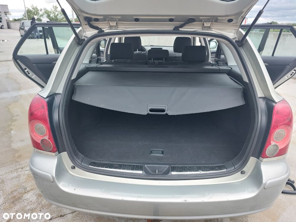 Toyota Avensis 2.0 D-4D - 16