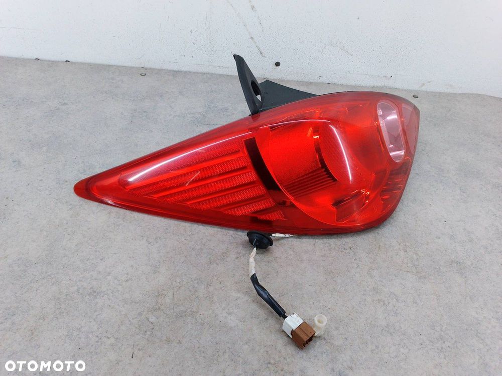LAMPA TYLNA LEWA NISSAN TIIDA HATCHBACK 5D - 2