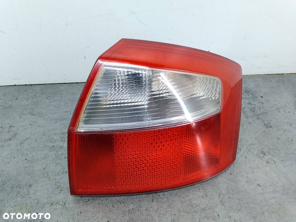 LAMPA TYLNA PRAWA AUDI A4 B6 8E0945096C HELLA SEDAN - 1