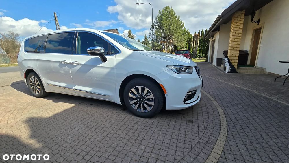 Chrysler Pacifica - 16