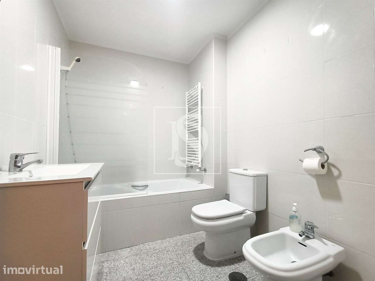 Apartamento T2 na Amorosa - 5 min. da praia, com garagem e varandas - Grande imagem: 4/18