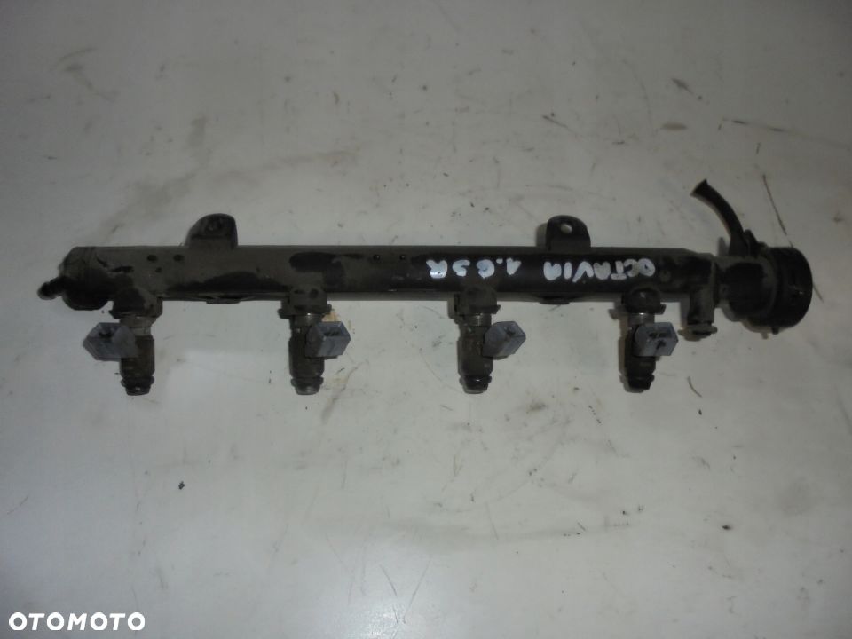 LISTWA WTRYSKOWA OCTAWIA 1.6 SR 032133319B - 2