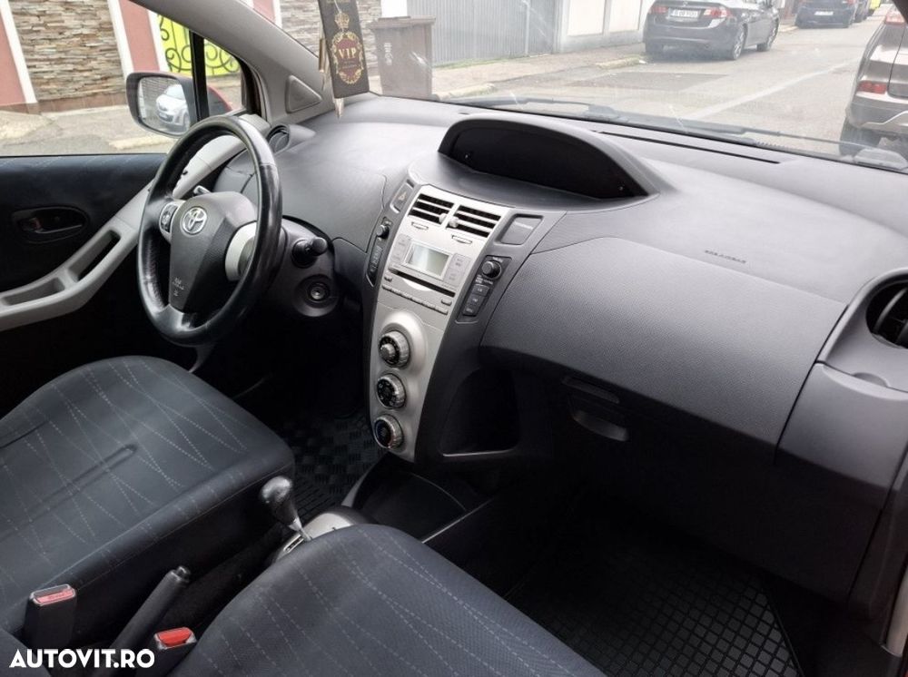 Toyota Yaris 1.3 Aut Luna - 4