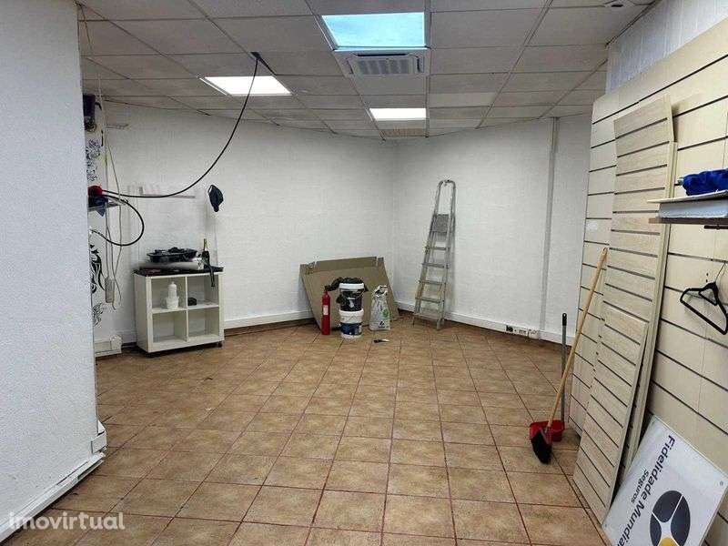 Loja em Centro Comercial bem situada com água - Grande imagem: 4/5