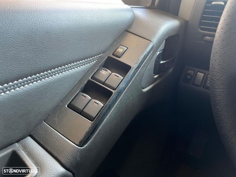 Nissan Navara 3.0 dCi V6 CD LE AT 4WD - 43