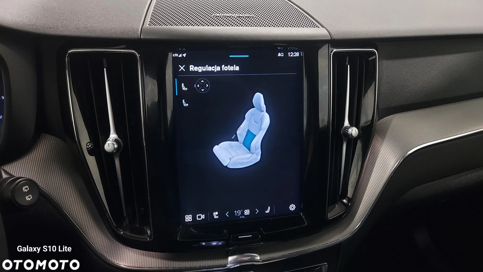 Volvo XC 60 B4 D AWD Plus Dark - 29