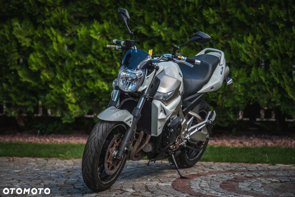 Suzuki GSR - 3
