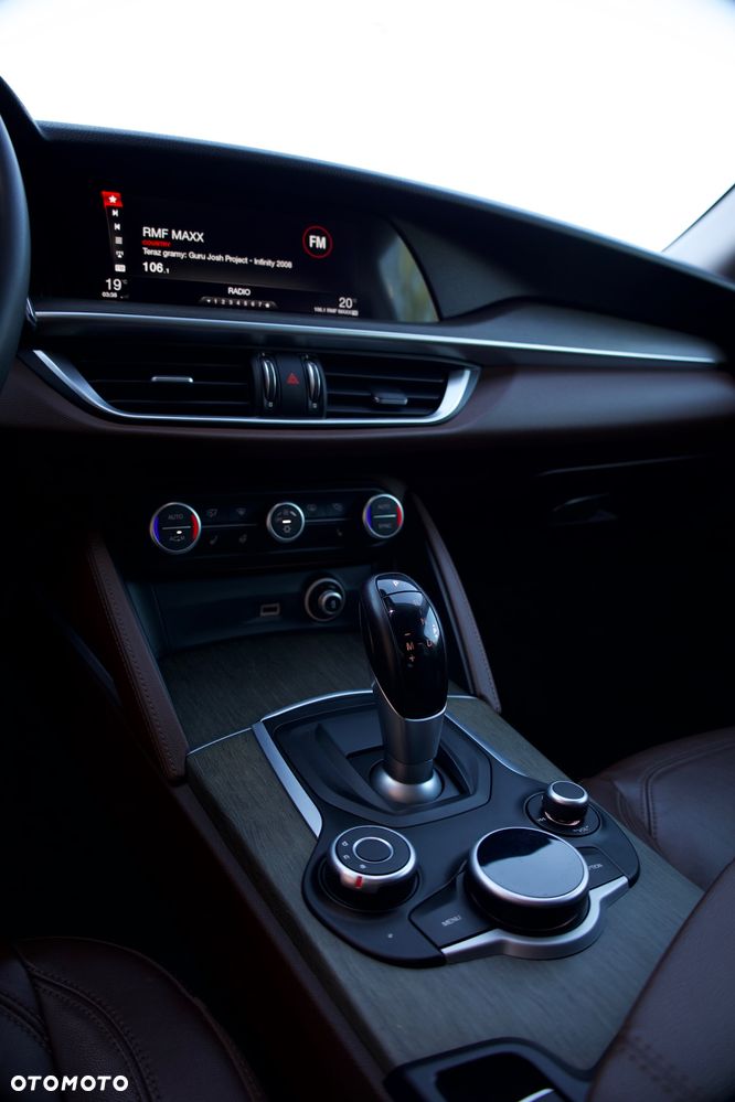 Alfa Romeo Stelvio 2.0 Turbo 16V AT8-Q4 Ti - 9