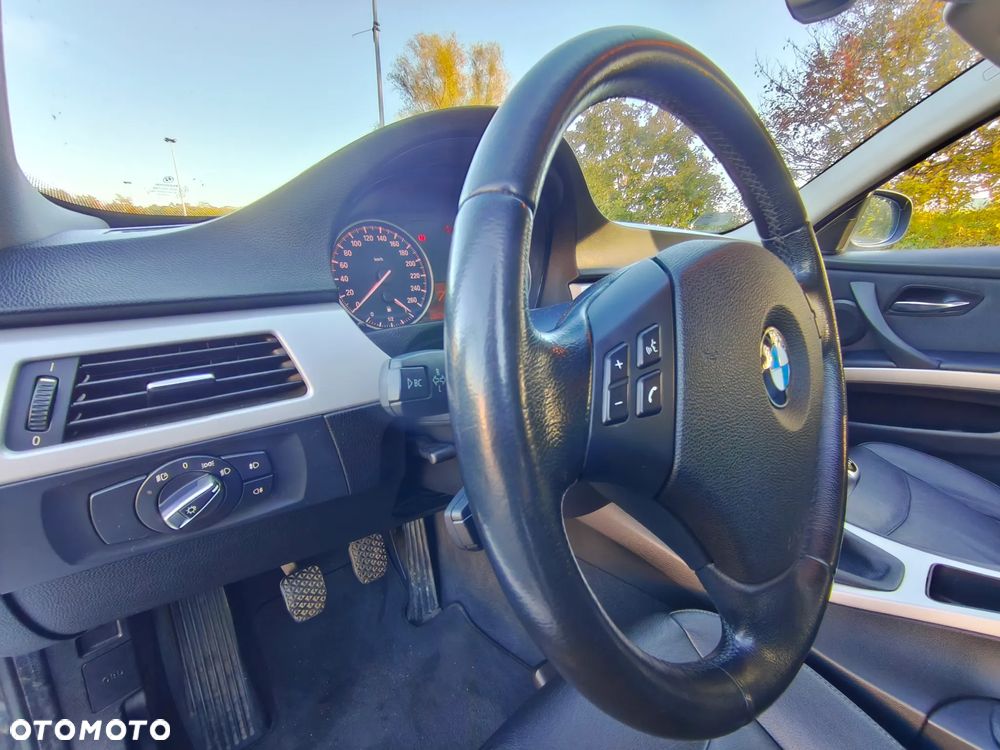 BMW Seria 3 320i Touring - 18