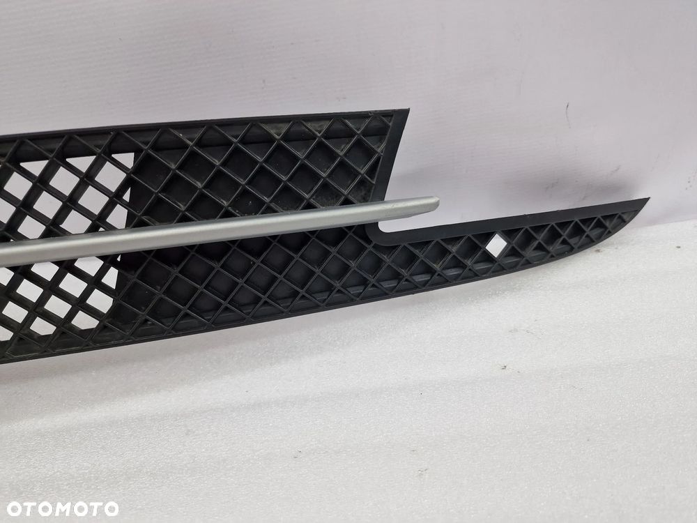 BMW E81 / E87 LIFT 06- KRATKA ŚRODKOWA ZDERZAKA PRZEDNIEGO PRZÓD , NR 51117182367 , NR AUKCJI KR59 - 6