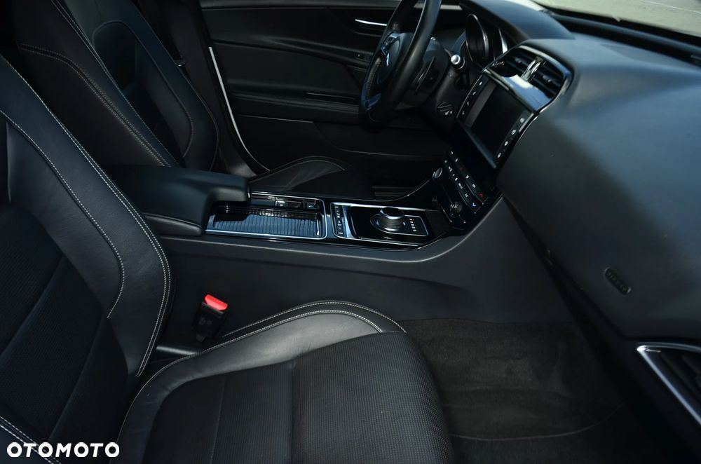 Jaguar XE 2.0 D Prestige - 25