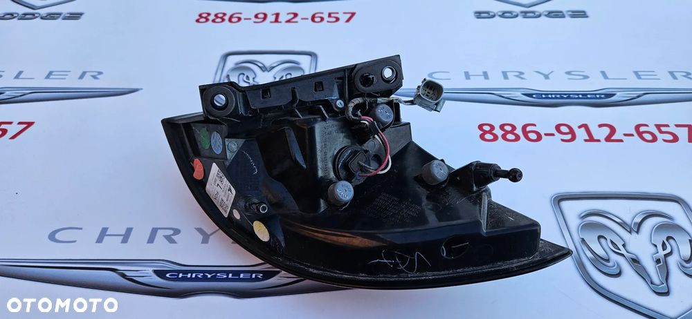 Chrysler Pacifica 2016- Lampa tył prawy Lampa tylna prawa P68229028AA Lampa tył lewy Lampa tylna lewa P68229029AA IDEALNE Żarówki W21/5W ZWYKŁE LAMPY - 6