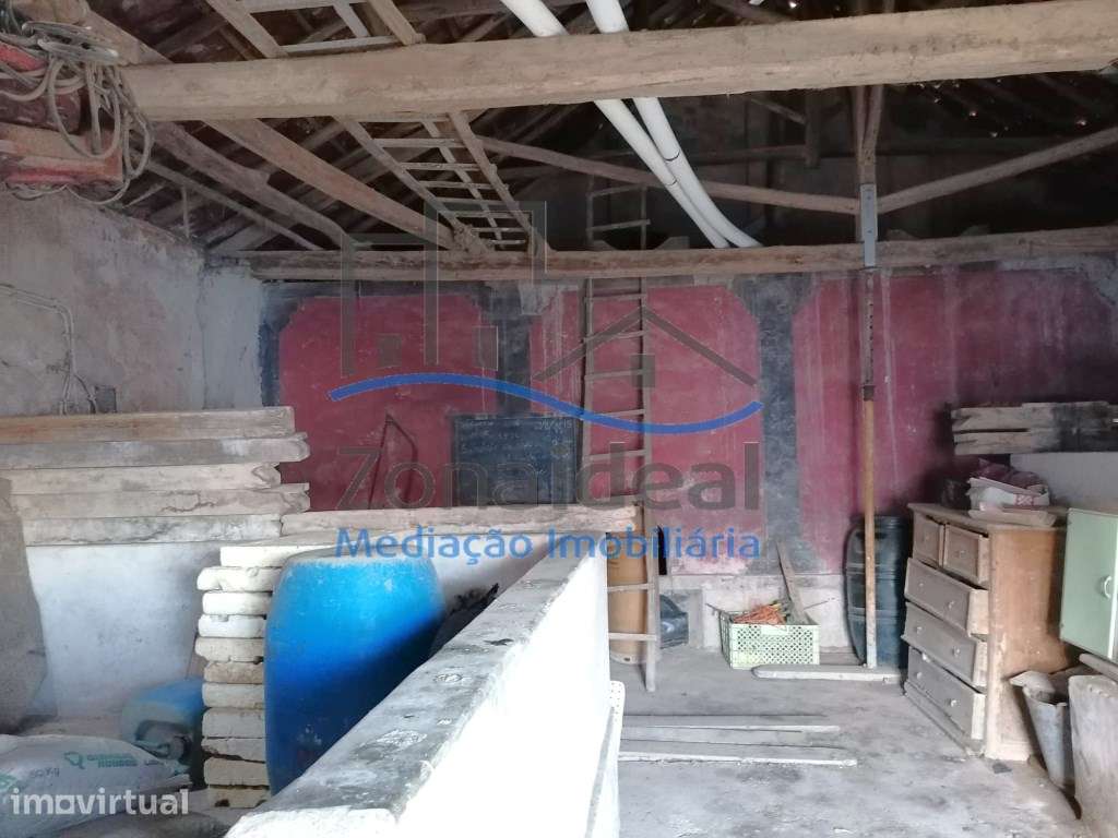 Adega com 4 depósitos, 3 lagares, 2 prensas e 1 poço - Penafirme da... - Grande imagem: 4/8
