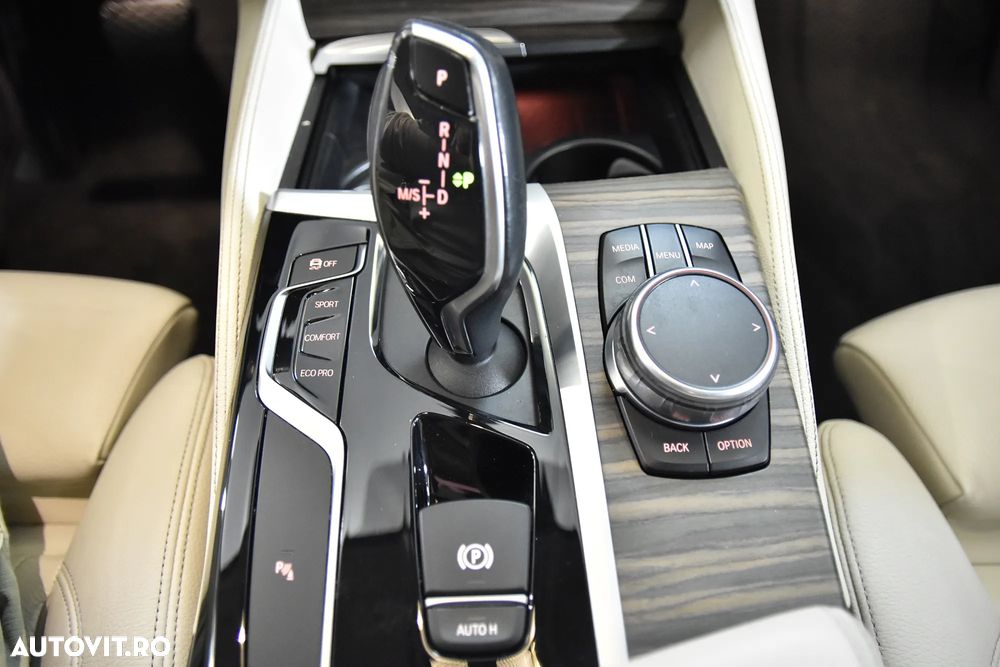 BMW Seria 5 520i Aut. Luxury Line - 17