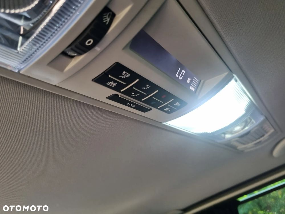 Volkswagen Caravelle - 12