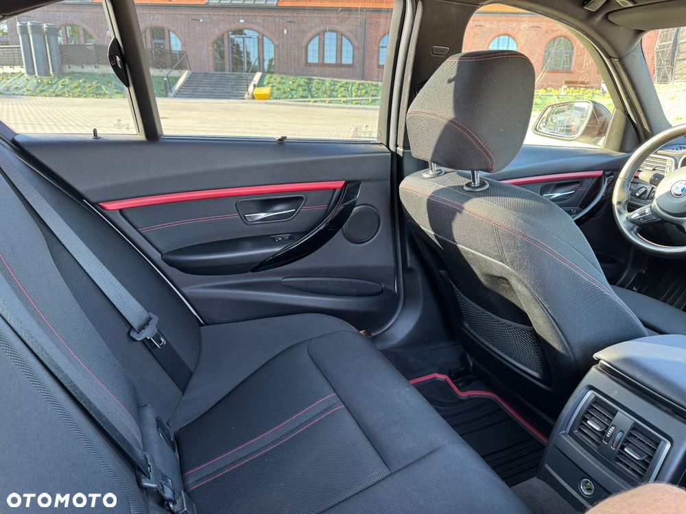 BMW Seria 3 320i Sport Line - 22