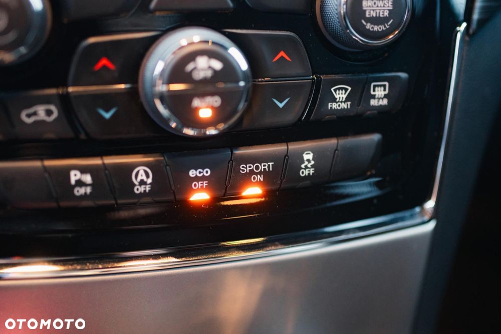 Jeep Grand Cherokee - 24