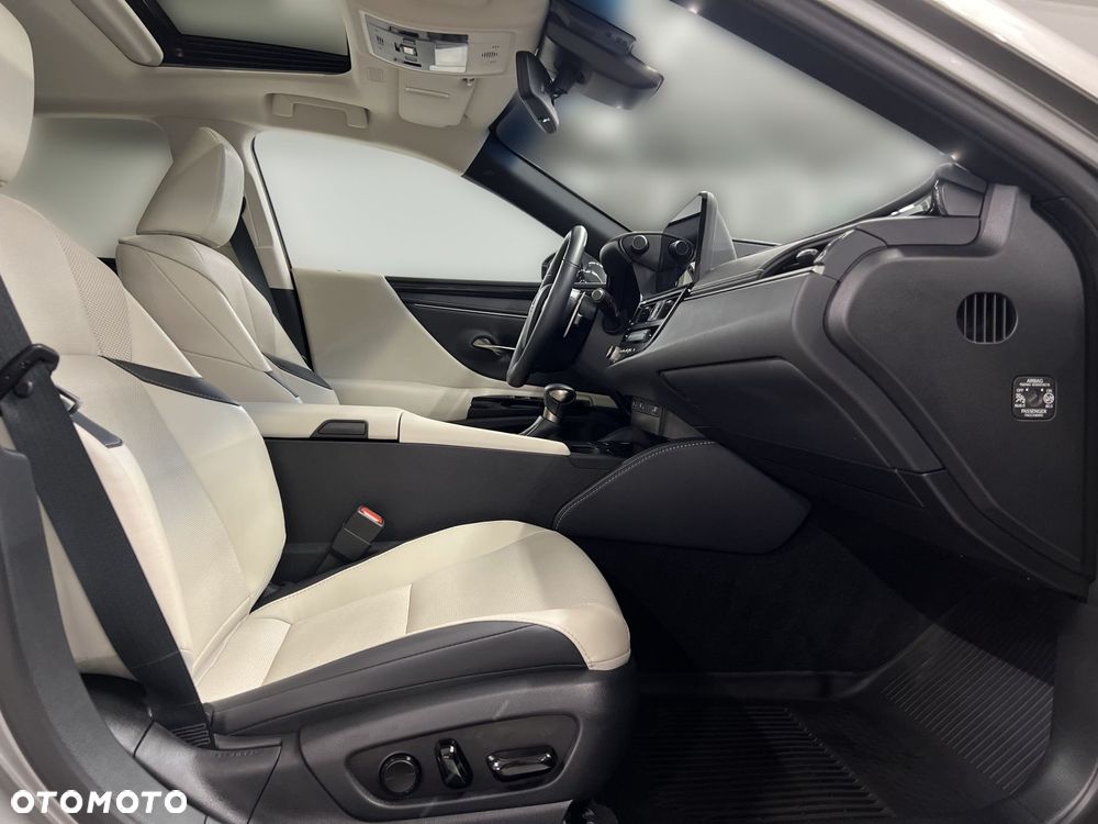 Lexus ES 300h Business Edition - 11