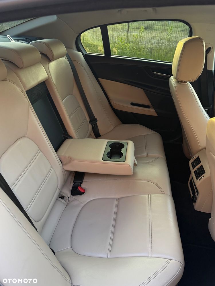 Jaguar XE 2.0 D Portfolio - 18