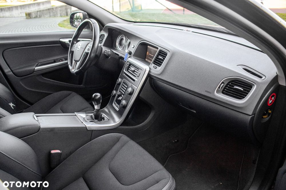 Volvo V60 T3 Momentum - 19