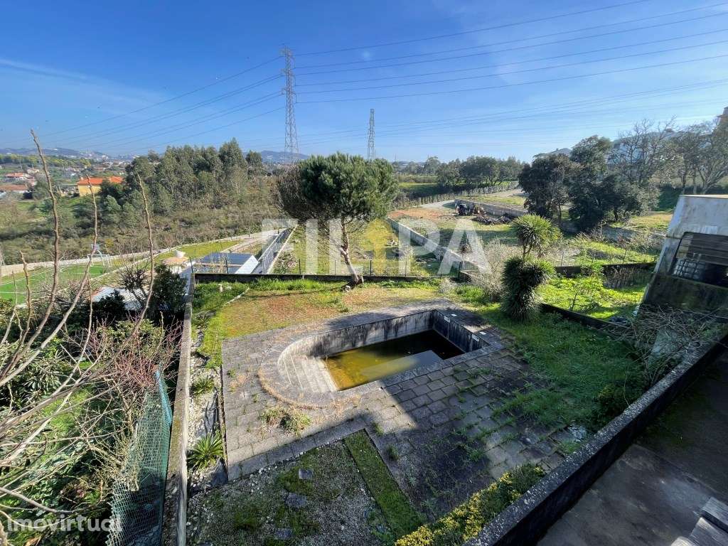 Moradia de 4 frentes com piscina em Campo - Grande imagem: 5/37