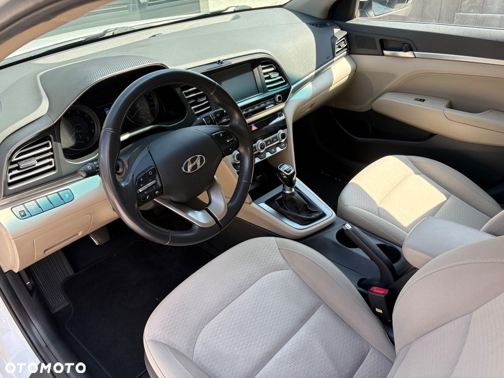 Hyundai Elantra 1.6 Comfort - 11