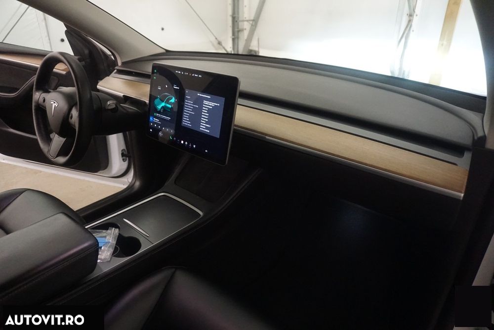 Tesla Model Y - 12