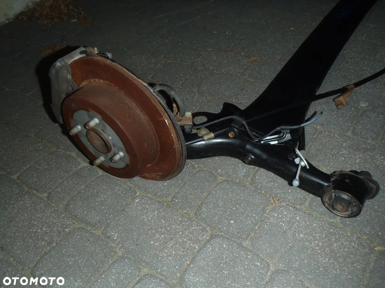 zacisk jarzmo tarcze klocki hamulcowe prowadnica czujnik abs piasta łozysko osłona błotna kotwiczna toyota yaris I 1 98-06r  jak nowe  oryginał - 3