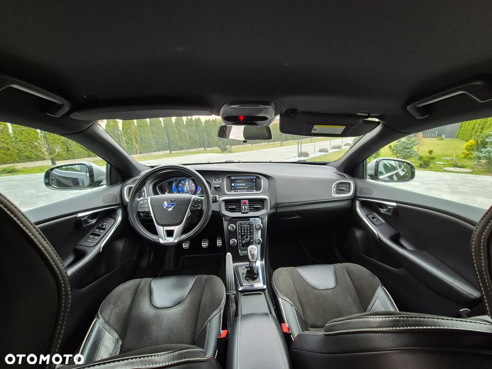 Volvo V40 T3 R Design - 4