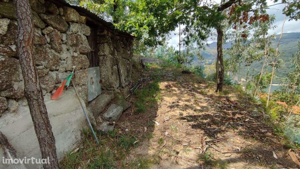 Terreno com ruina para restauro em Pandozes, Vieira do Minho - Grande imagem: 2/11
