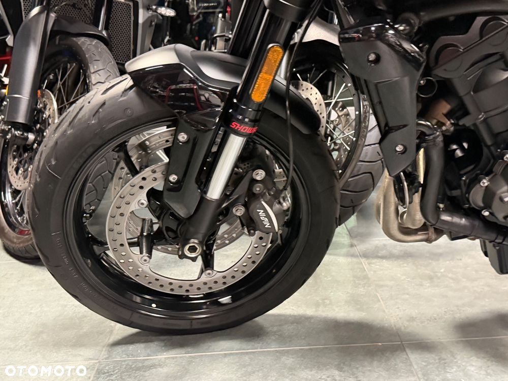 Triumph Trident - 32