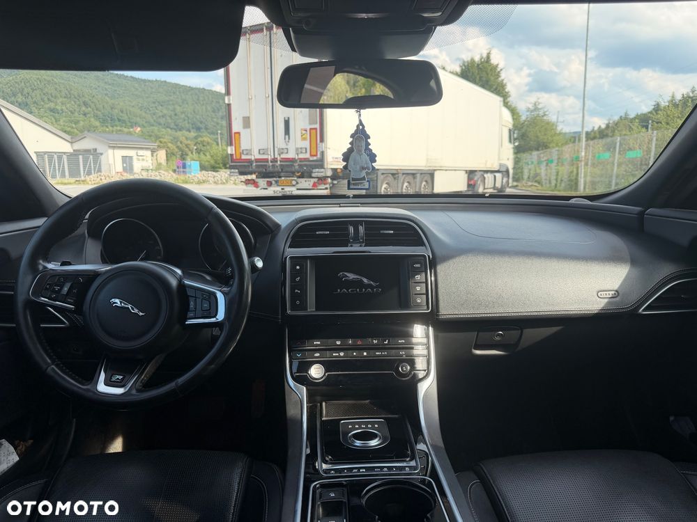 Jaguar XE 2.0 D AWD R-Sport - 8