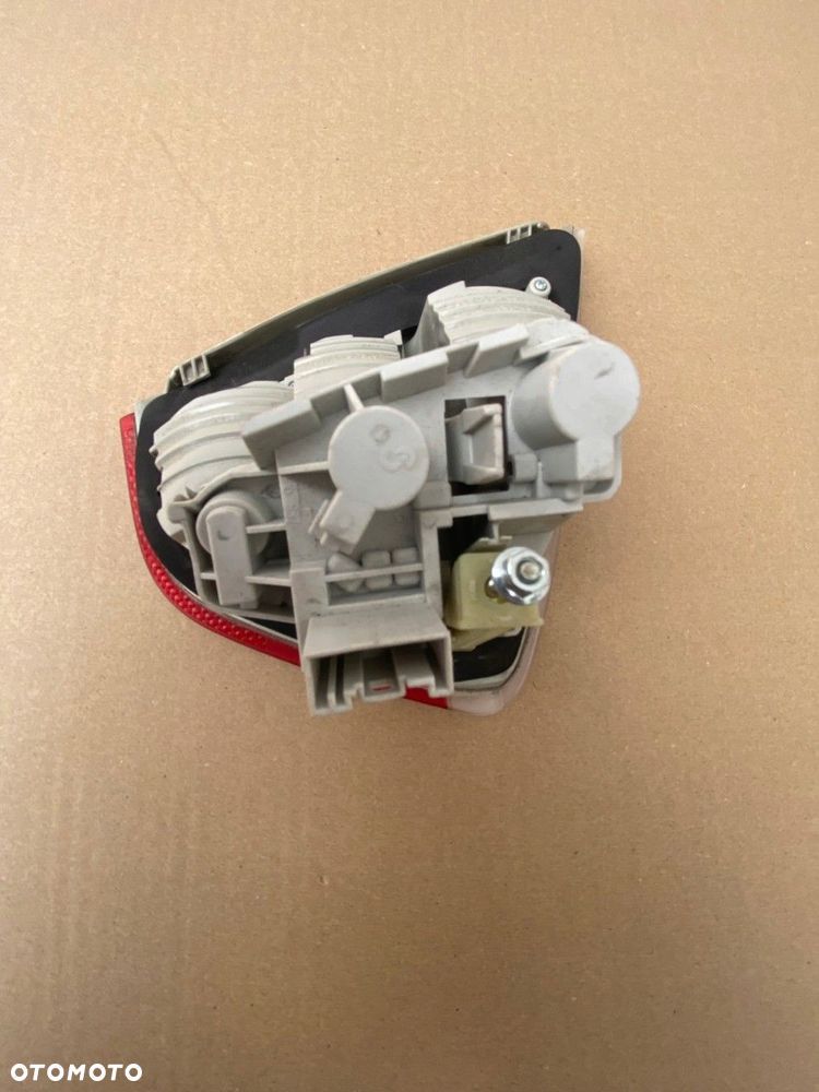BMW 3 E90 LAMPA TYŁ TYLNA PRAWA W KLAPĘ 6937460 ORYGINAŁ - 4
