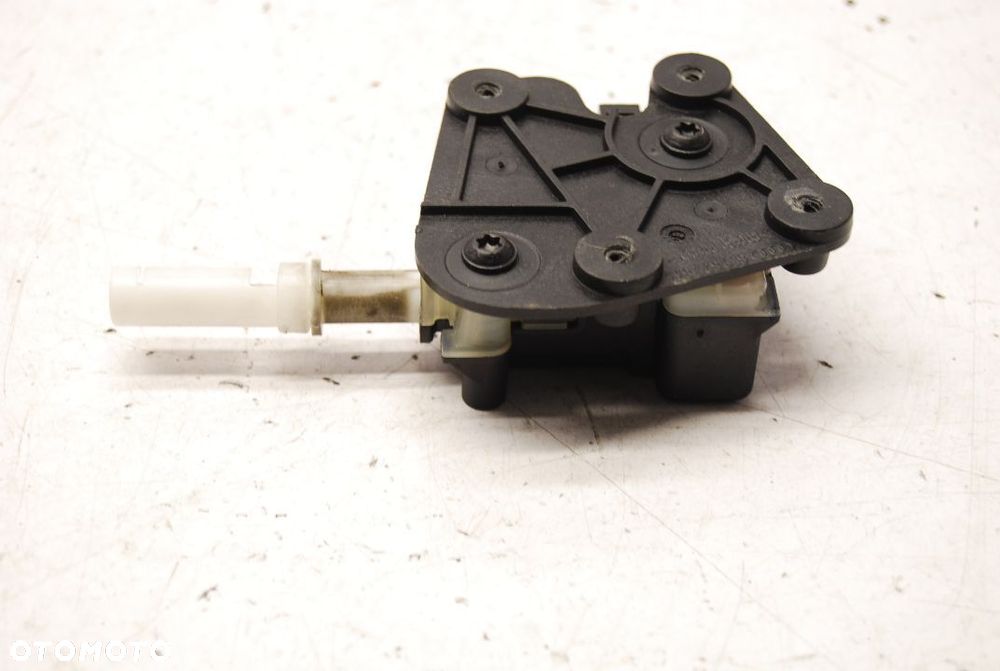 SIŁOWNIK KLAPKI WLEWU PALIWA 8E9827833 AUDI A4 B6 CABRIO - 2