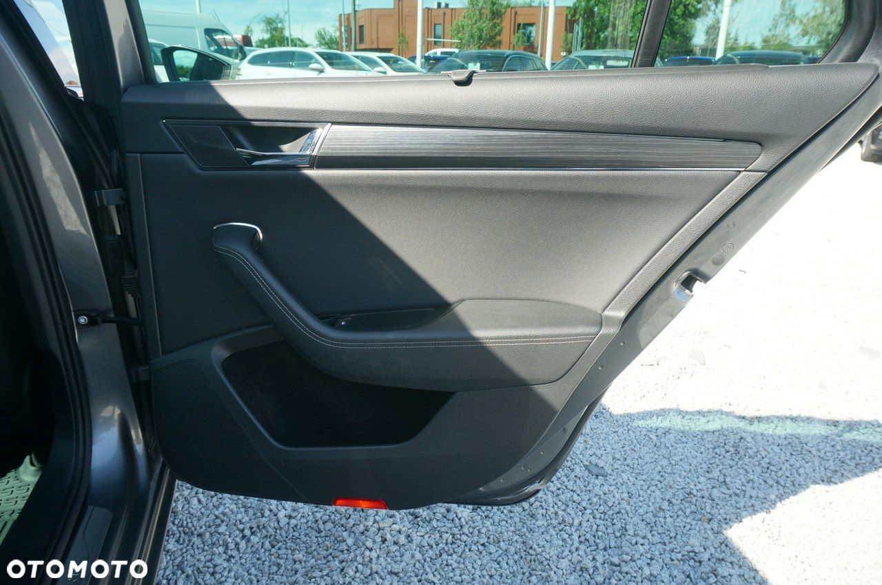 Skoda Superb 2.0 TDI SCR Style DSG - 30