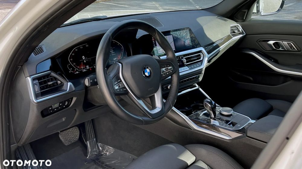 BMW Seria 3 330i Luxury Line - 12