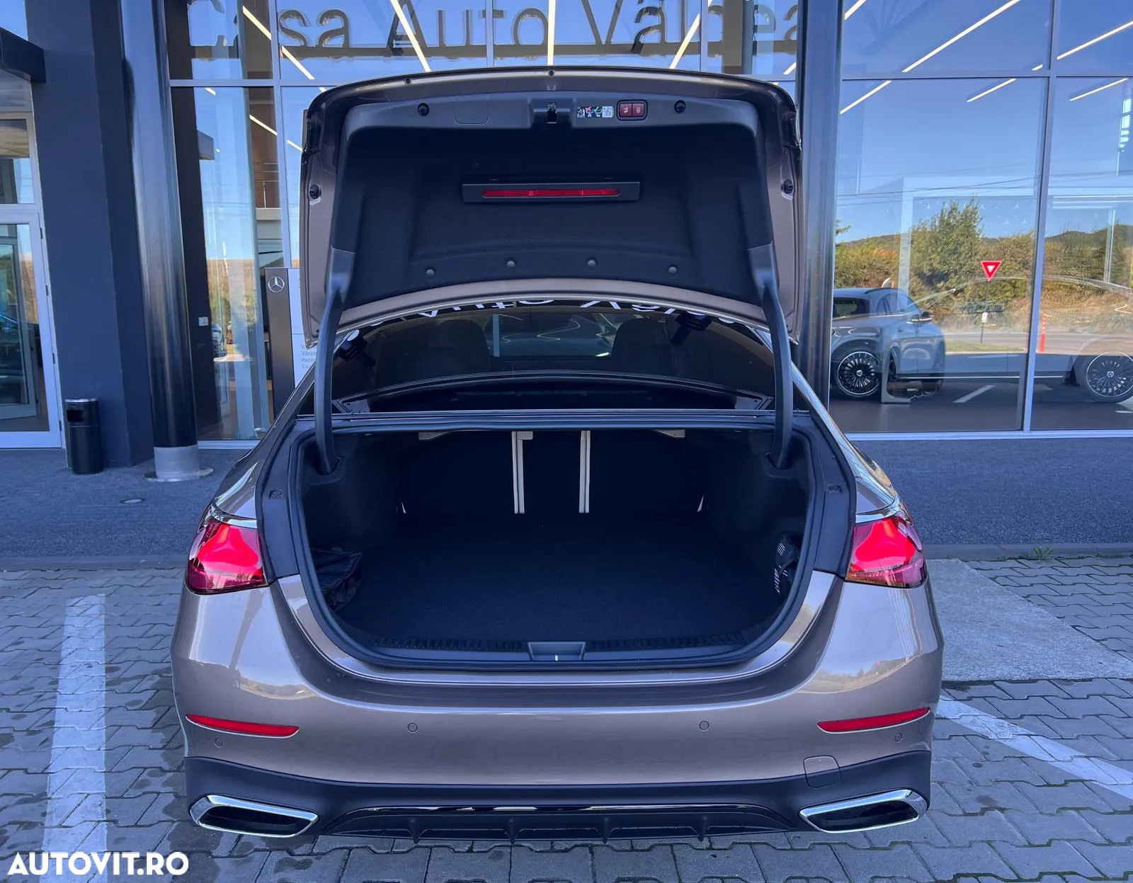 Mercedes-Benz E 300 4MATIC Aut. - 3