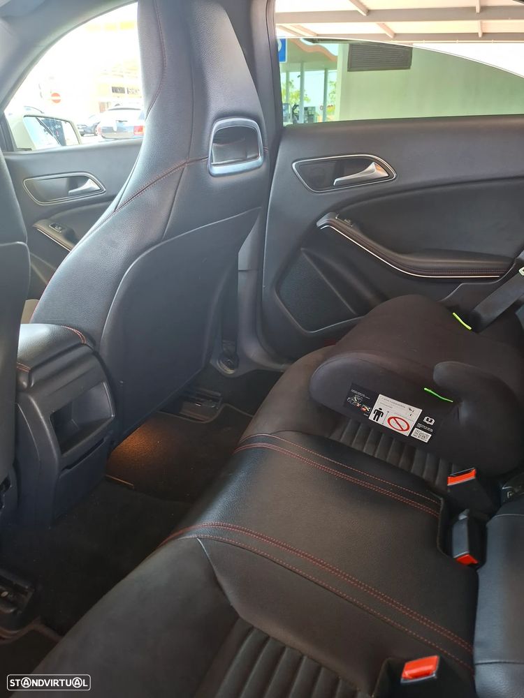 Mercedes-Benz CLA 200 d 7G-DCT AMG Line — fotografia 6