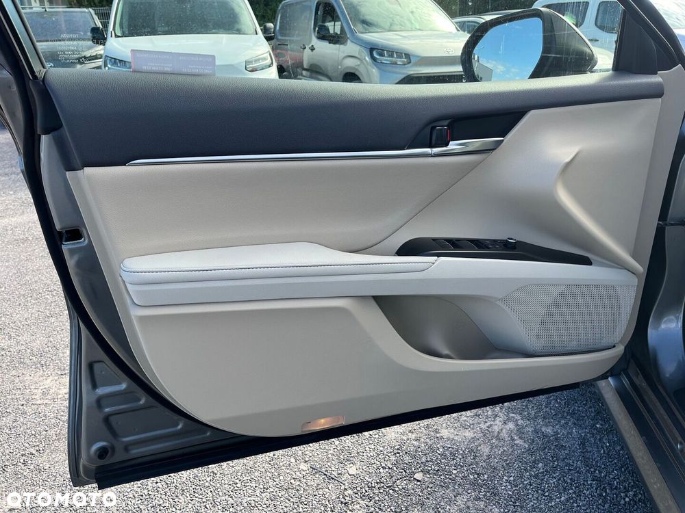 Toyota Camry 2.5 Hybrid Comfort CVT - 24