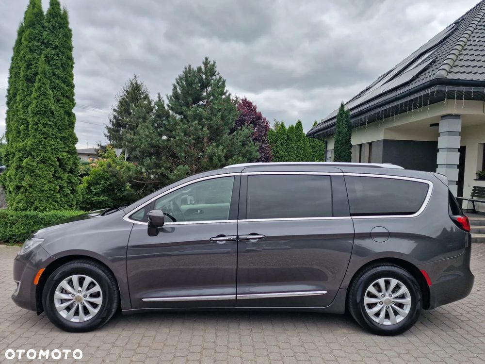 Chrysler Pacifica - 5