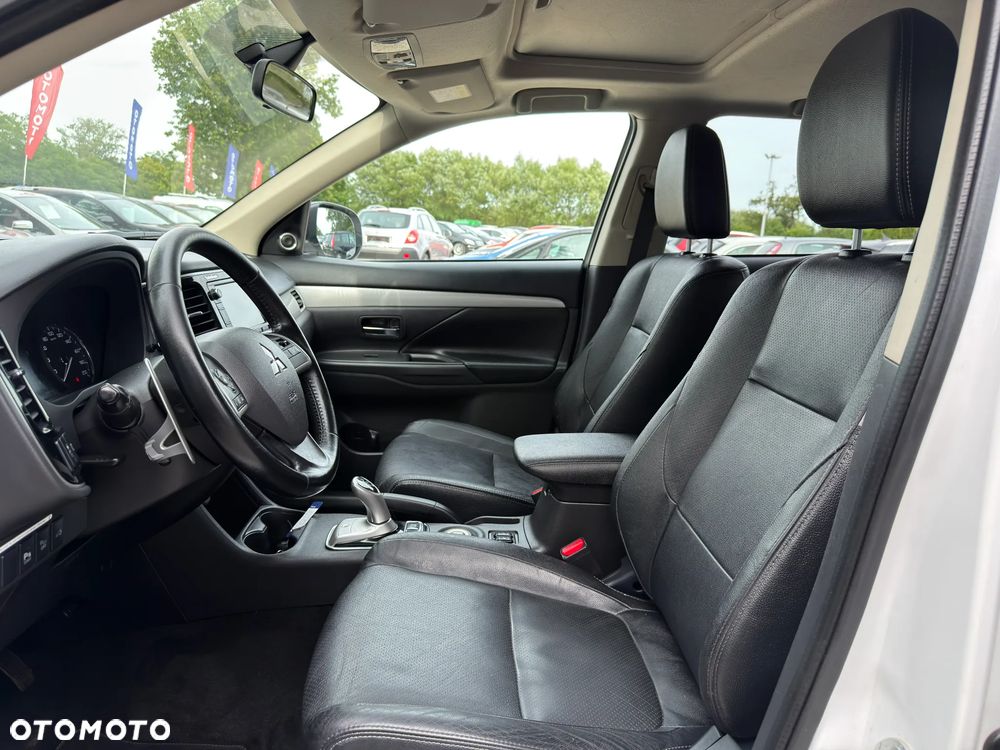 Mitsubishi Outlander Instyle NAVI + - 25
