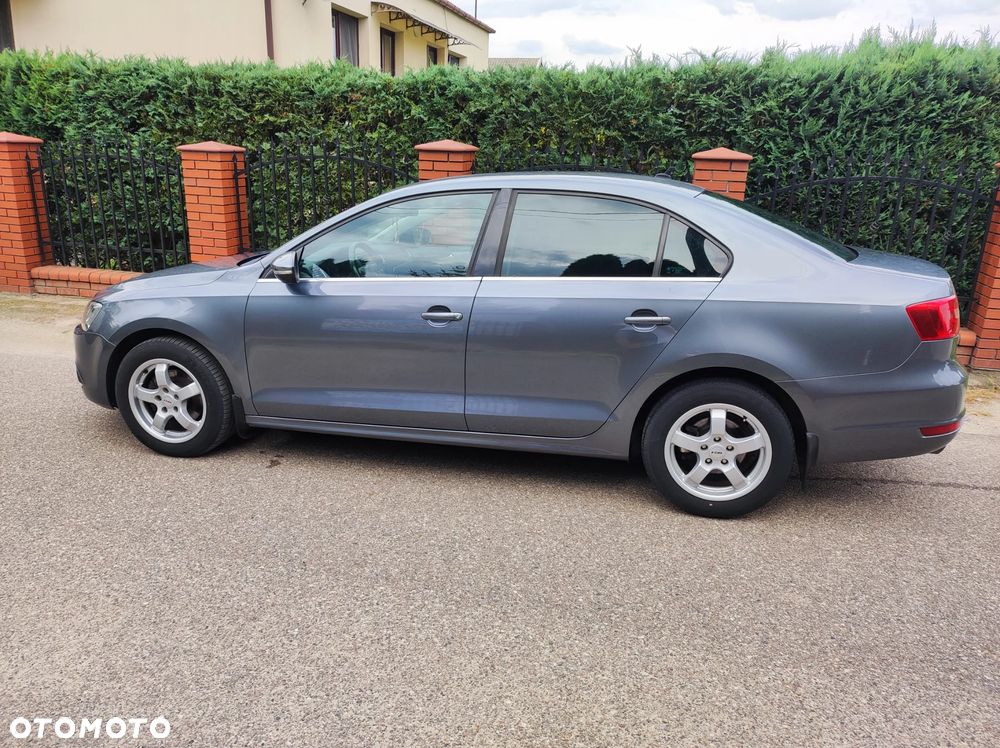 Volkswagen Jetta 2.0 TDI Highline DSG - 3